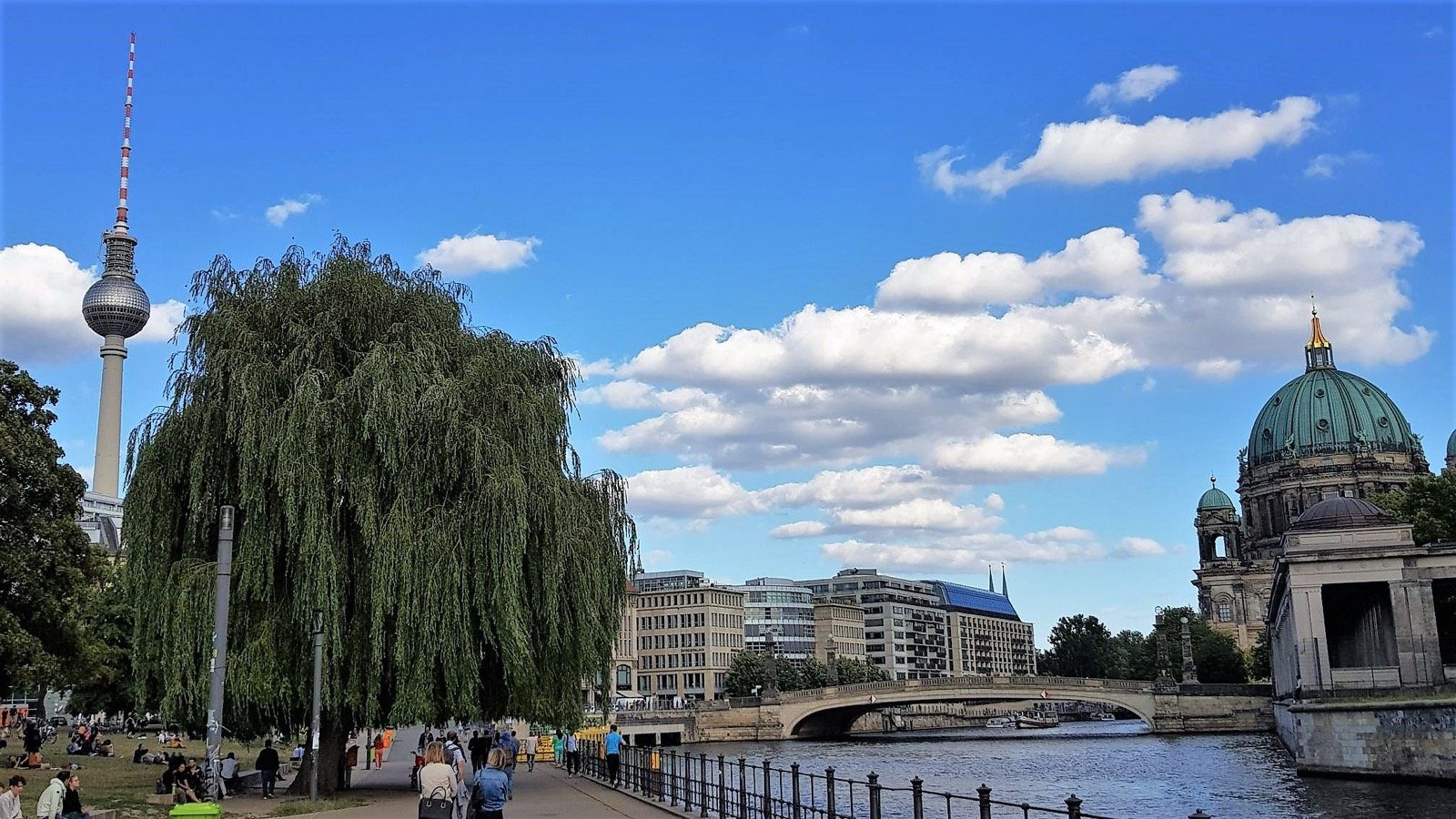 Spree, Berliner Dom und Fernsehturm in Mitte